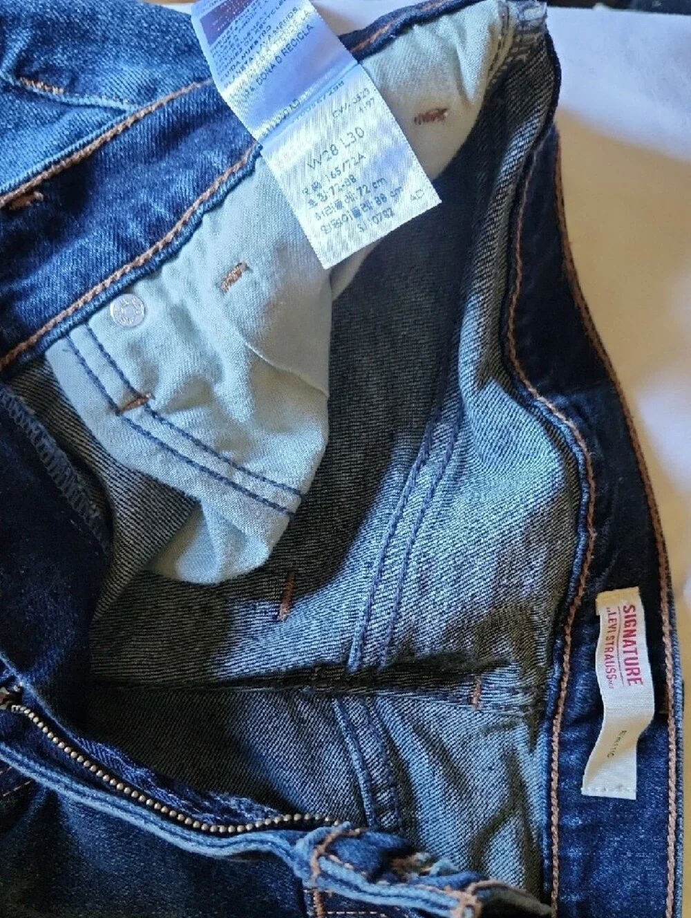 Levi's Signature Men's Athletic Cut Straight-Leg Jeans in Med. Blue Wash.  28x30